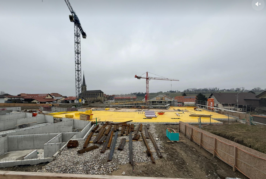 Hochbau mit Kran und Betondecke