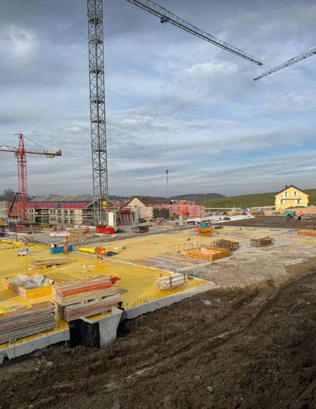Baustelle mit Kränen während der Bauausführung